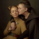 Billie Lourd y su madre, Carrie Fisher, como la Teniente Kaydel Connix y la General Organa