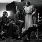 Carrie Fisher y Mark Hamill como la General Organa y Luke Skywalker junto a Rian Johnson y Kathleen Kennedy y los perros Gary y Millie en Star Wars VIII