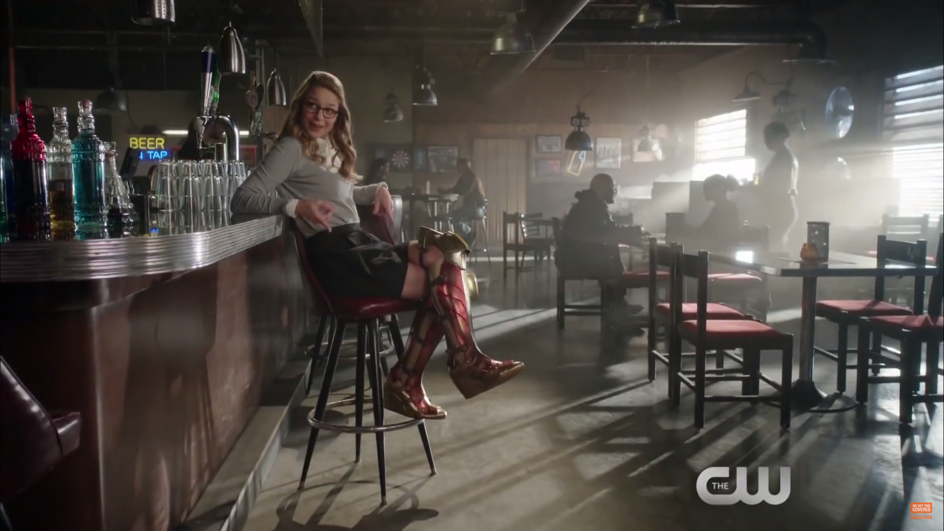 Melissa Benoist como Kara Danvers, Supergirl, usando las botas de la Mujer Maravilla