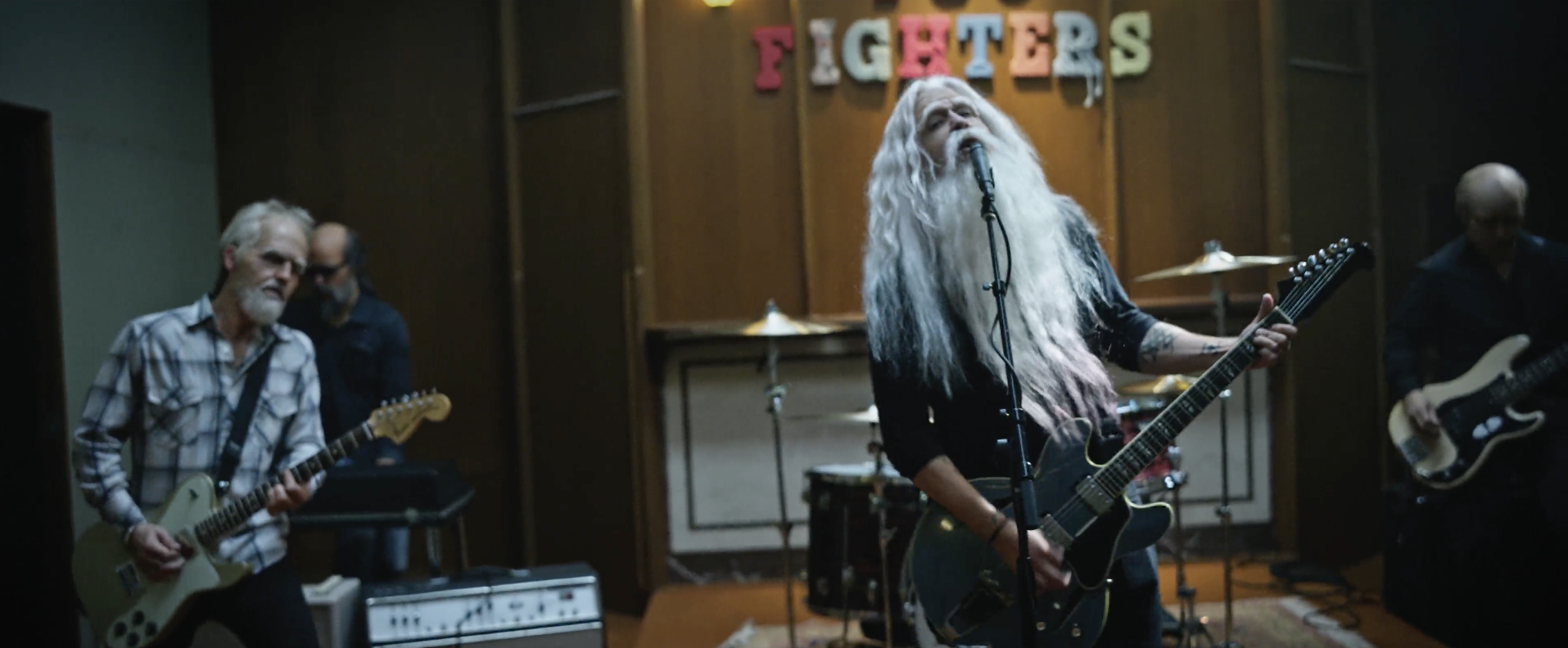 Viejitos rockeando con Foo Fighters