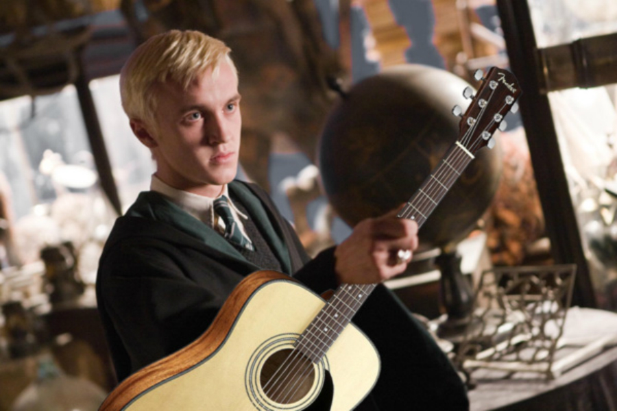 Draco Malfoy ahora es un mÃºsico callejero y nadie lo pela