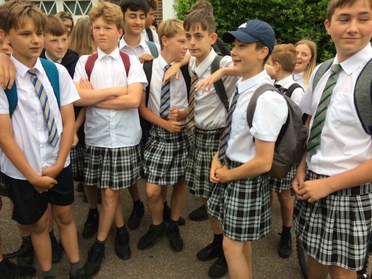 Por intensa ola de calor, niÃ±os de Gran BretaÃ±a acuden a la escuela en faldas