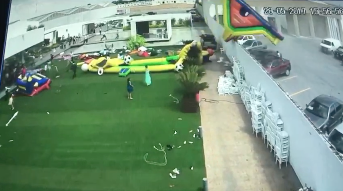 El accidente de los juegos inflables captado en video causa terror en redes