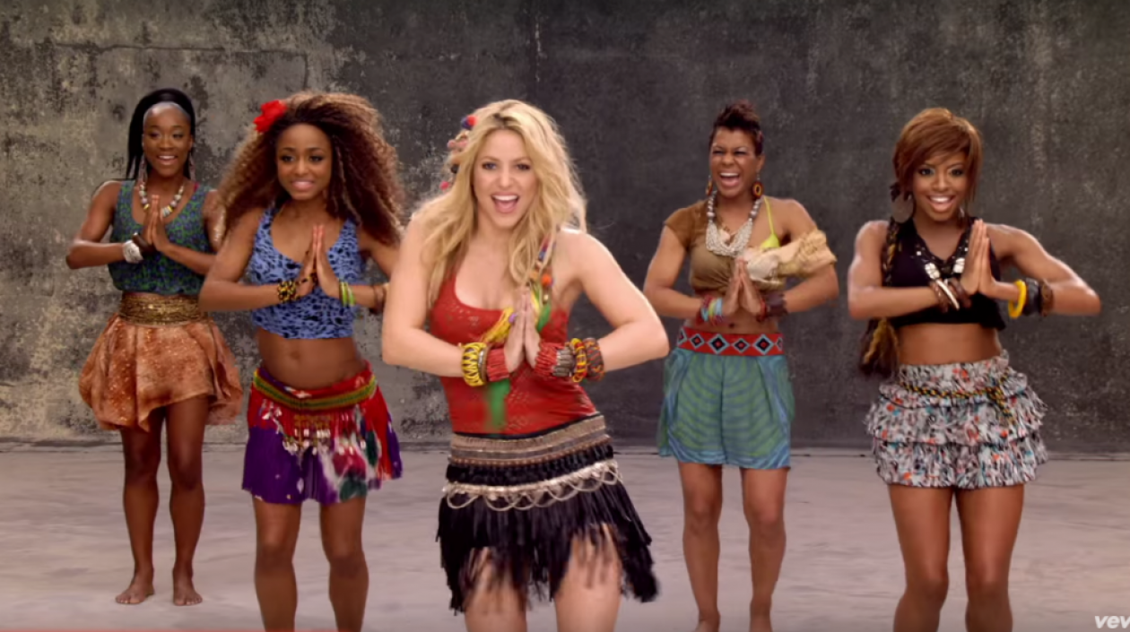 azafata le baila a shakira el waka waka