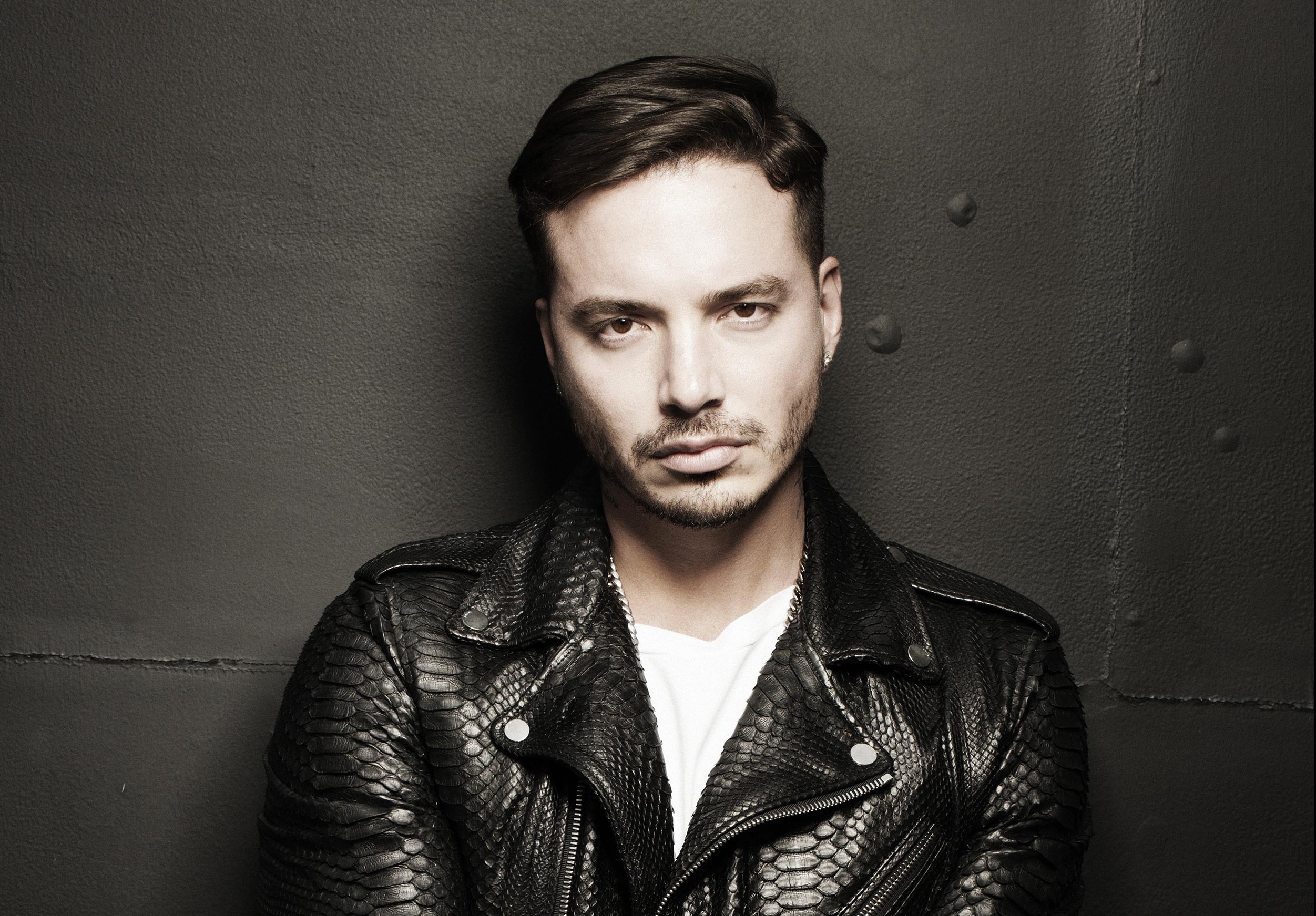 Balvin corre a Youtubers de su camerino