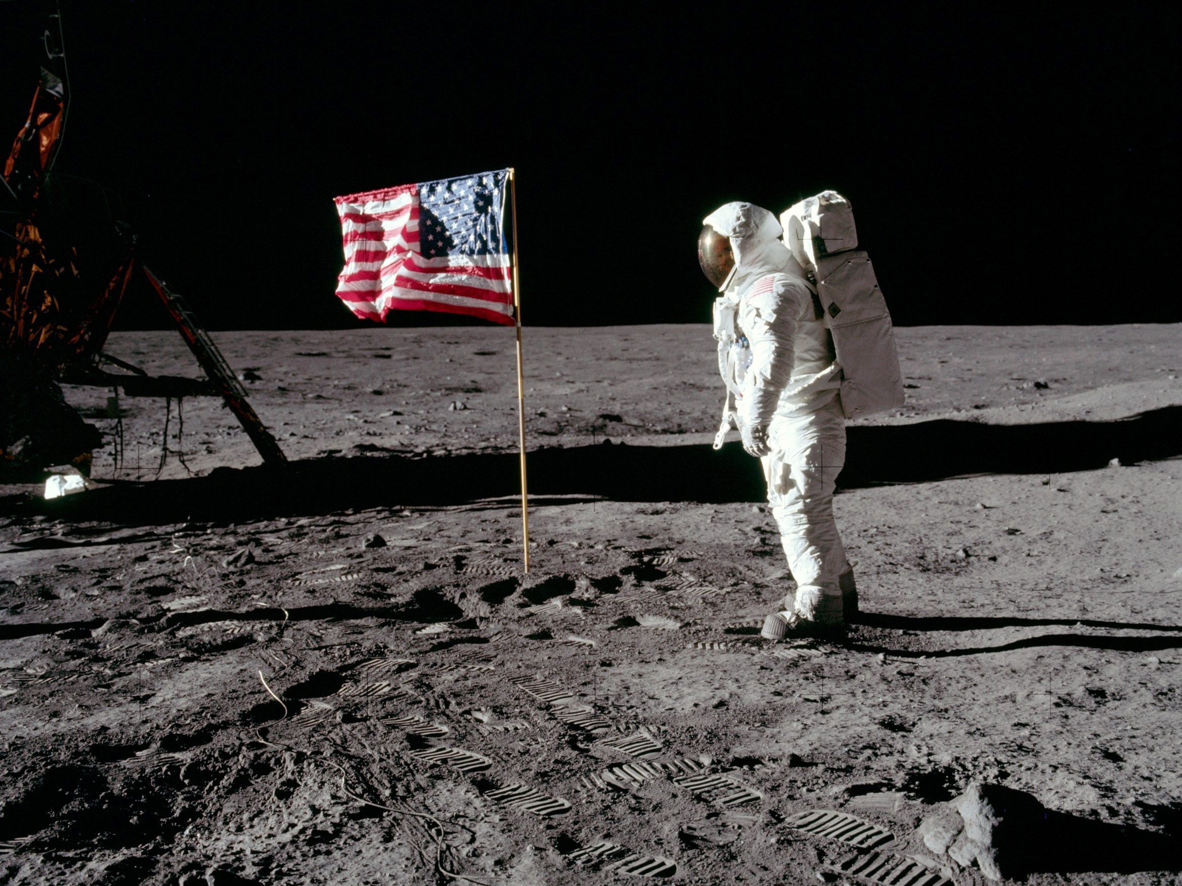 Misión Apollo 11 en la Luna con bandera de Estados Unidos