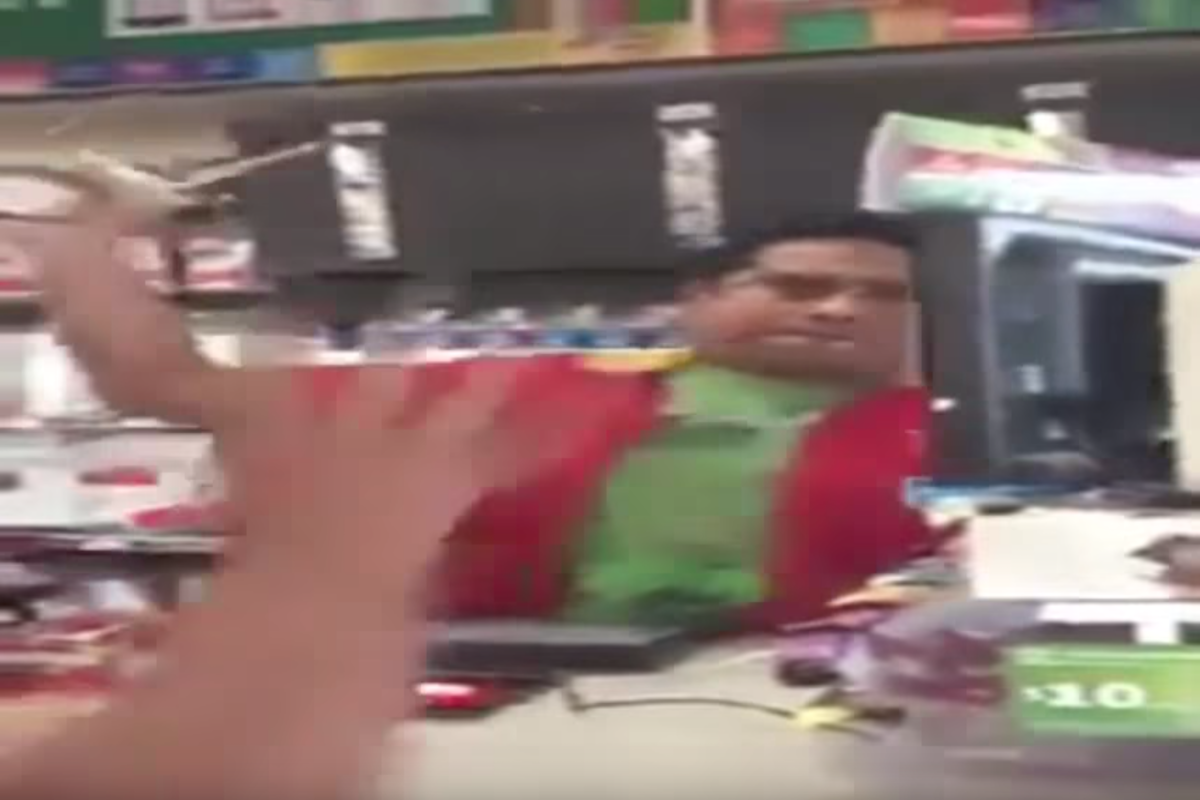 Empleado de Oxxo arroja cafÃ© caliente a clientes