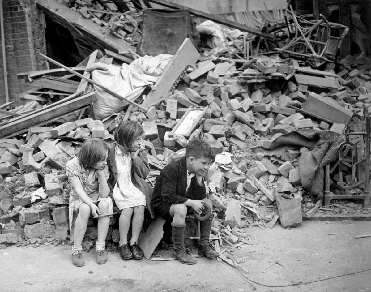 NiÃ±o y dos niÃ±as tras ataque de bomba, II Guerra Mundial