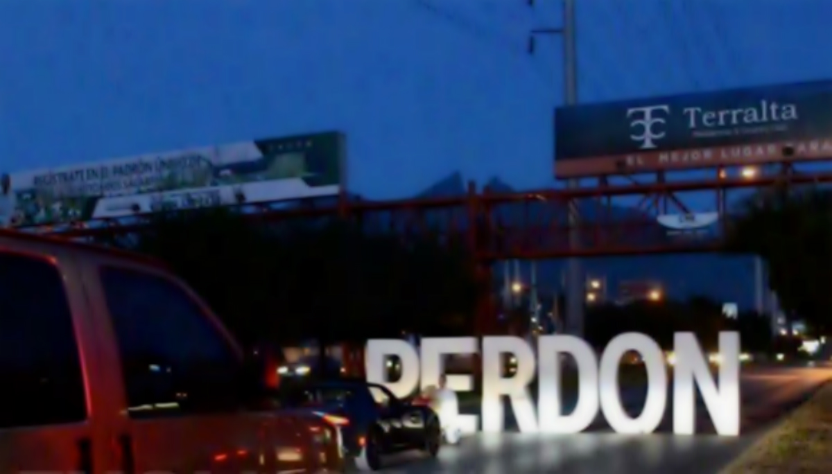 hombre pide perdón a su novia con letras gigantes