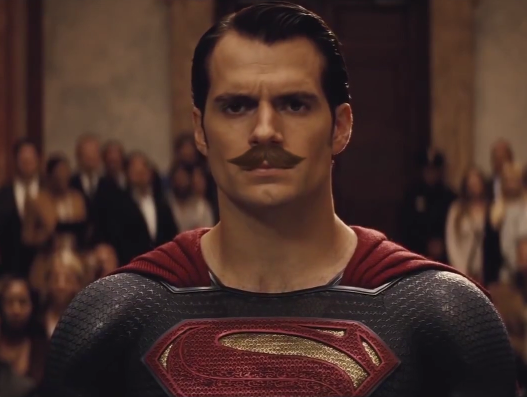 Henry Cavill con bigote en Batman v Superman