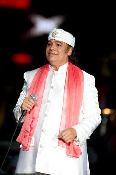Juan Gabriel con turbante