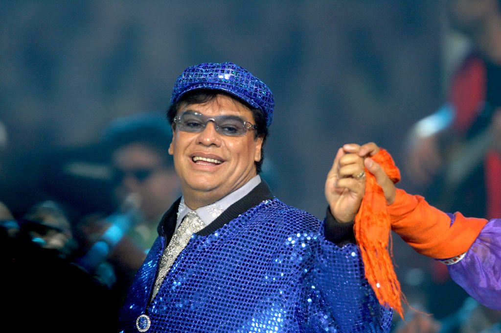 juan gabriel con gorra y lentes azules
