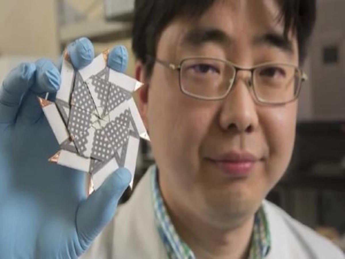 El profesor Seokheun Choi mostrando su invento