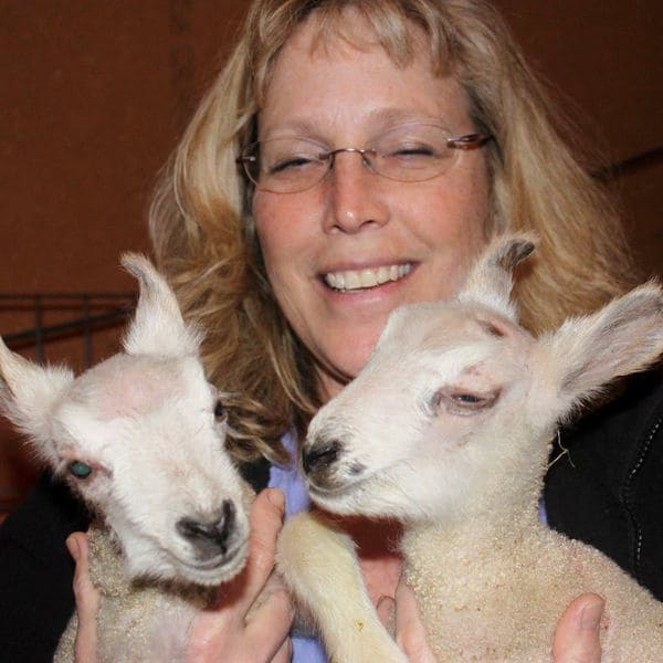 Karen Szewc con dos ovejitas bebé