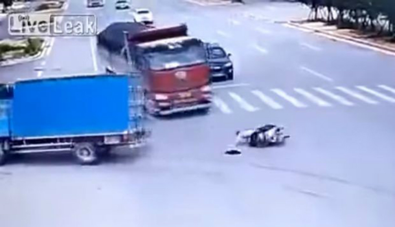 Motociclista chino burla la muerte dos veces