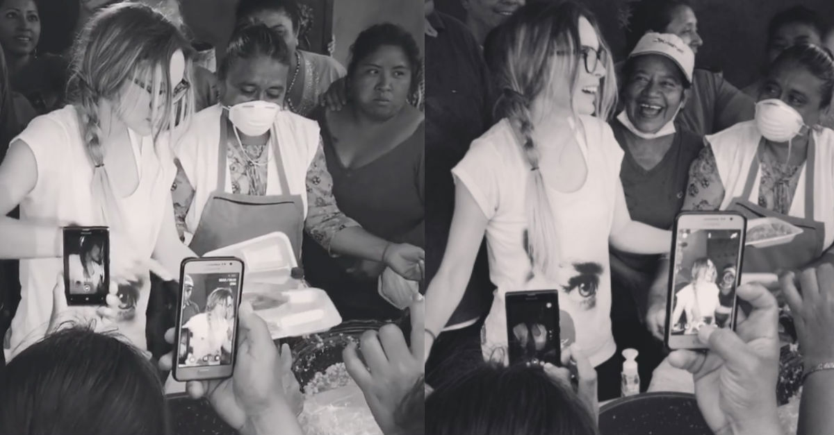 Belinda reparte tacos para los damnificados del sismo
