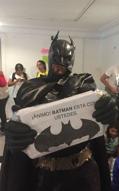 Batman regalando sonrisas en albergue