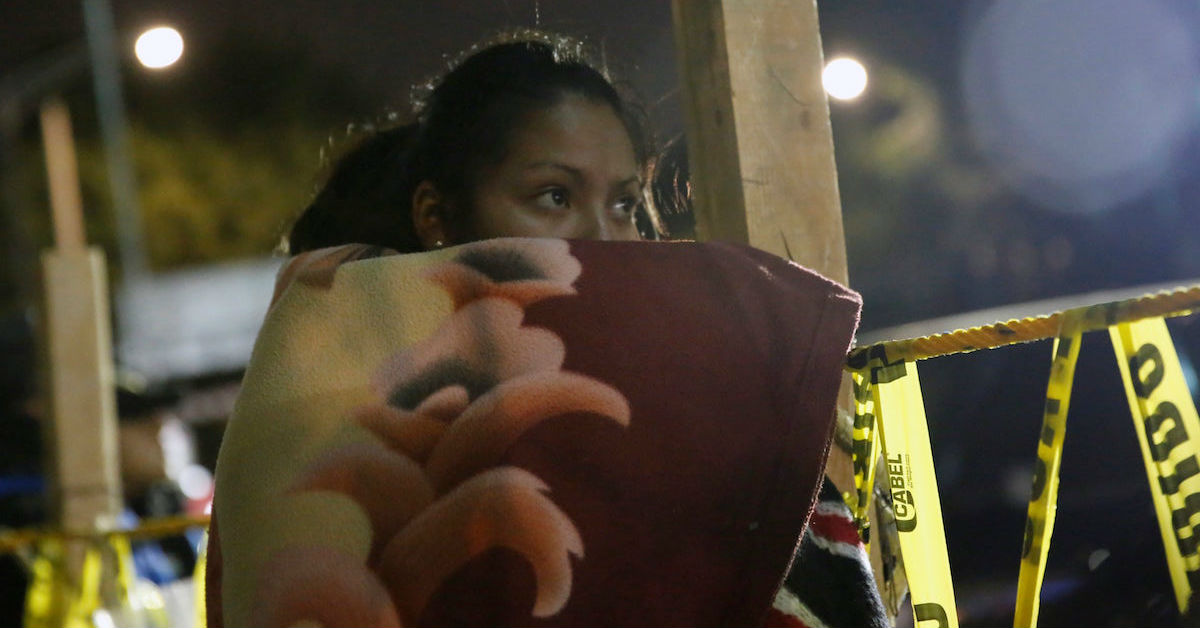 Mujer aguarda en su albergue