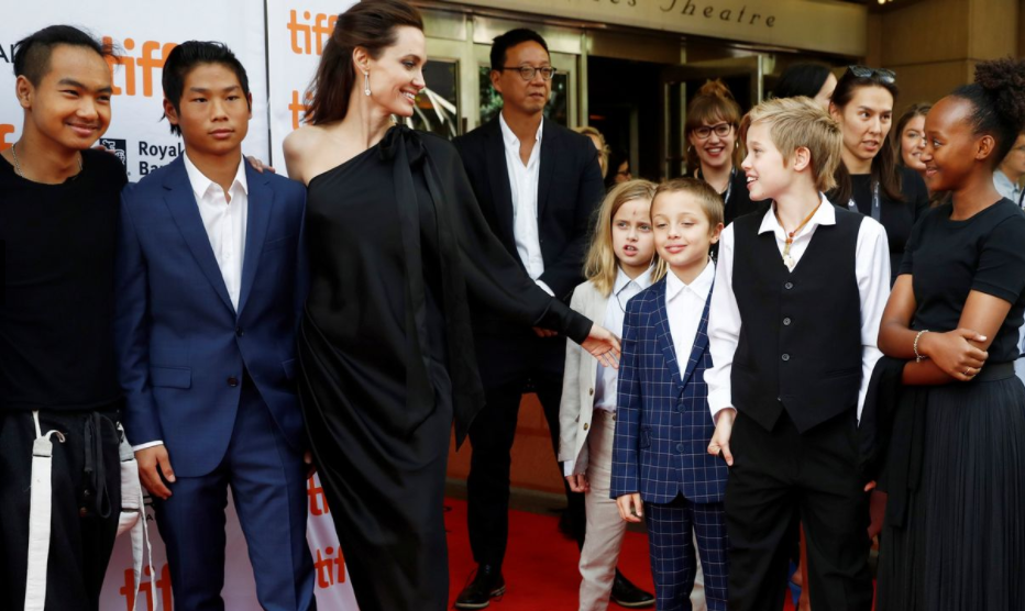 Angelina Jolie y sus hijos cover