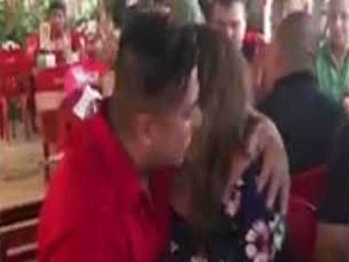 Entrega anillo de compromiso en taco de barbacoa