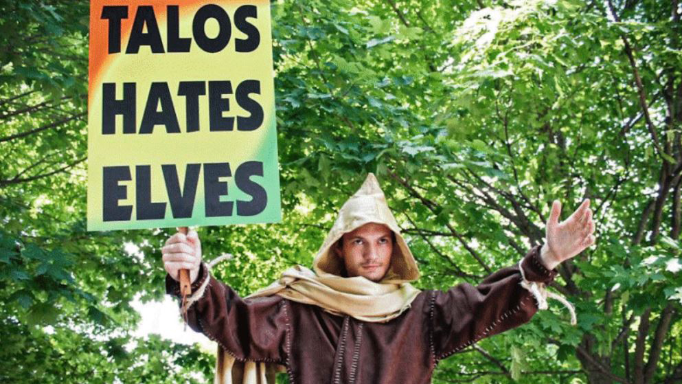 Cosplayer Jacob Kevinsson entre cristianos en Dragon Con