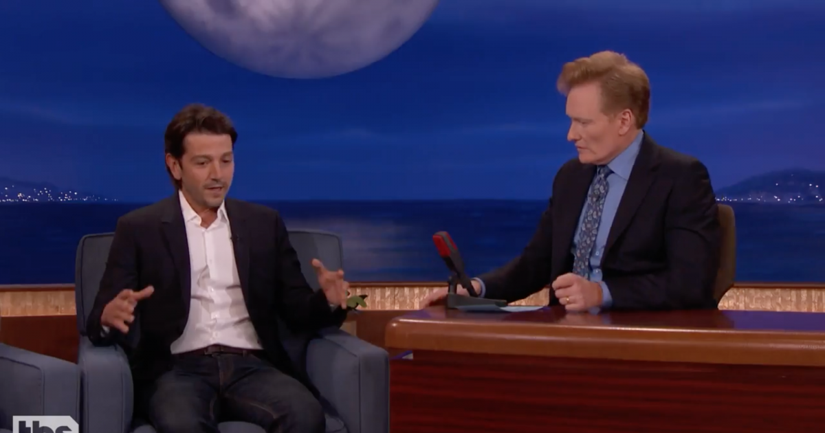 Diego Luna relatando el sismo a Conan O'Brien