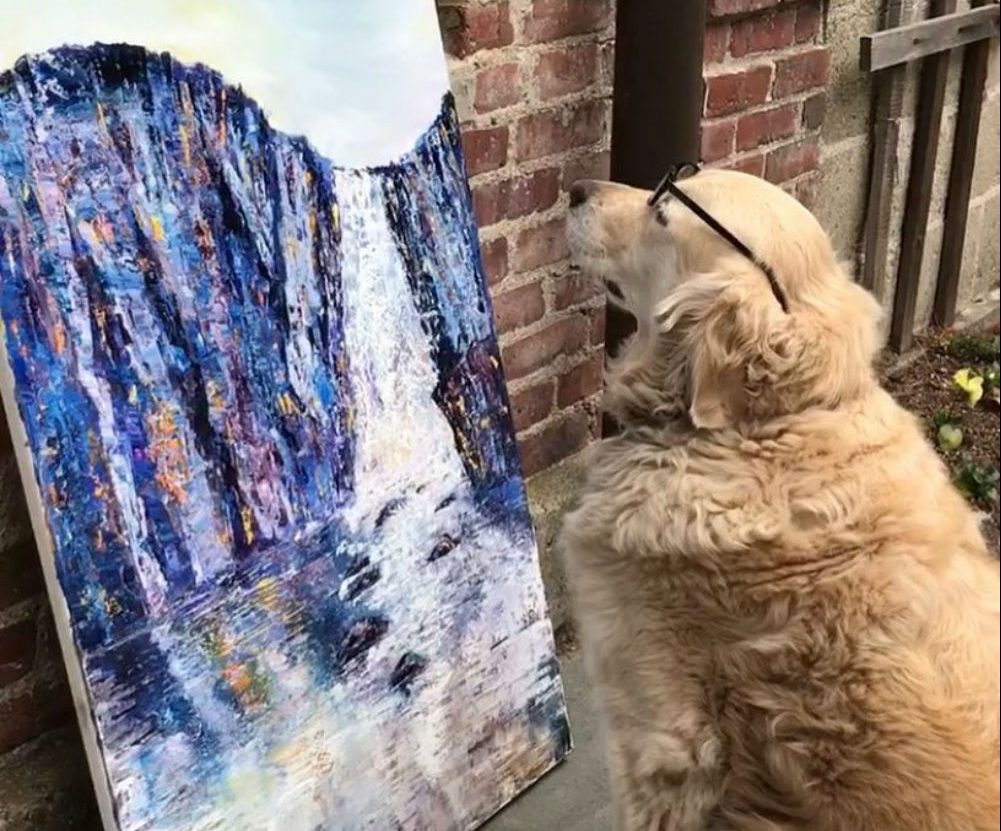 Ella, la golden, viendo una pintura de su dueÃ±a, Julia Powell