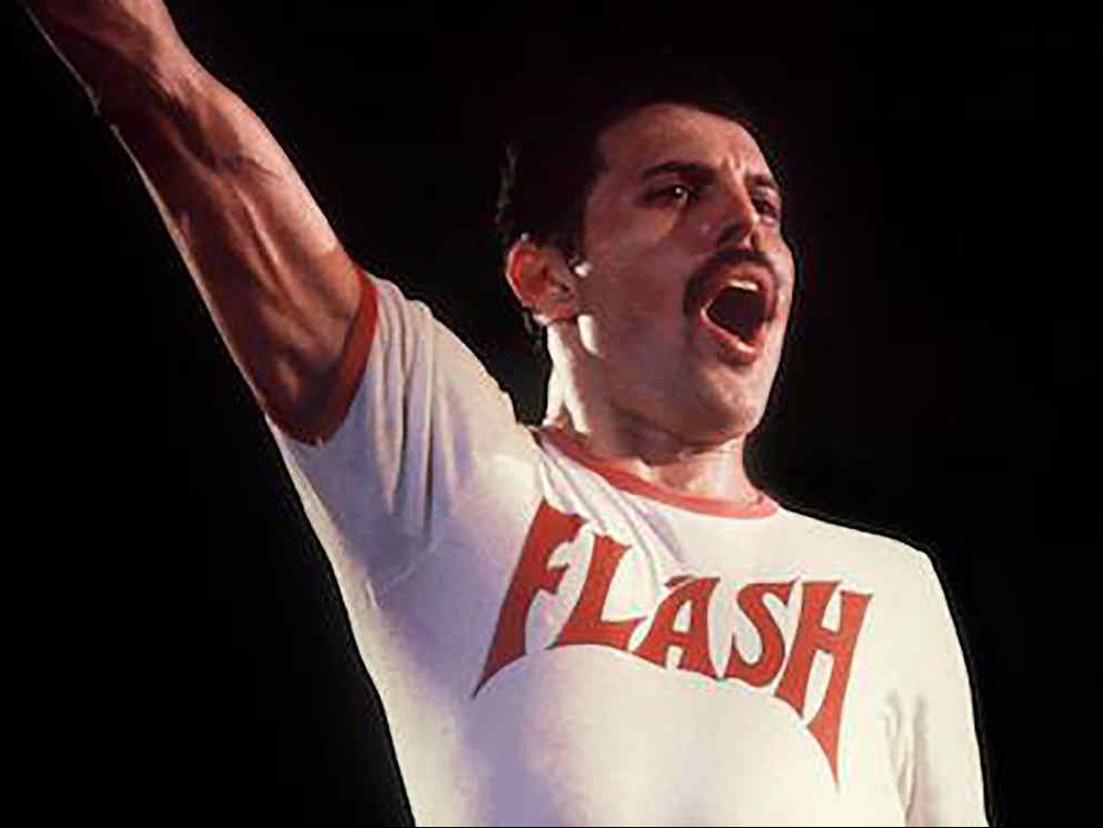 Freddy Mercury, vocalista de Queen, playera Flash, cantando