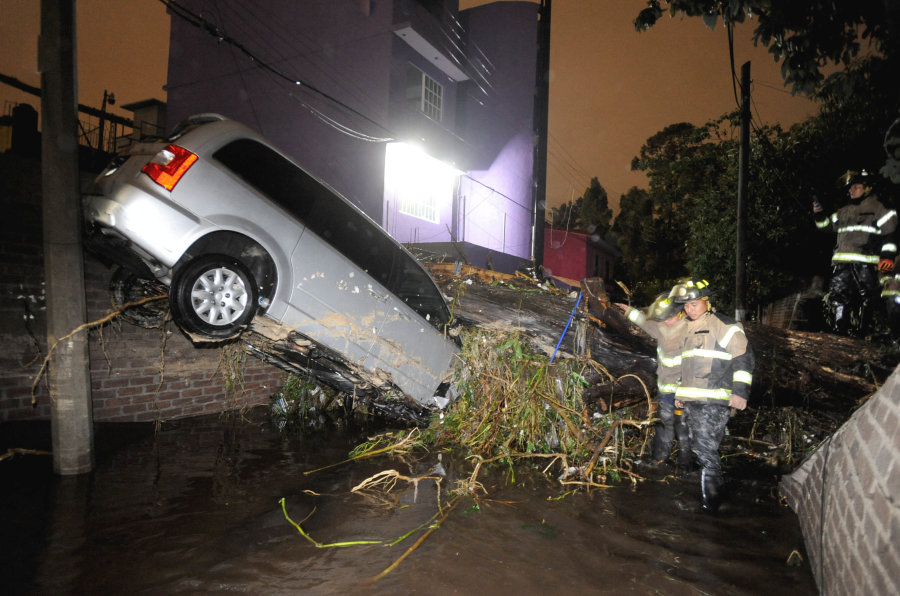 bomberos en las inundaciones de xochimilco