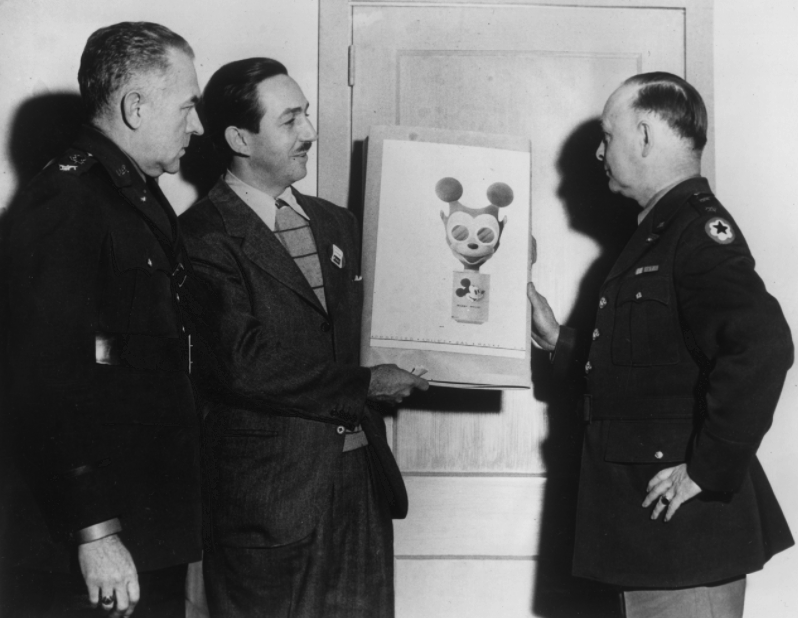 Máscaras antigás de Mickey Mouse para niños en la Segunda Guerra Mundial