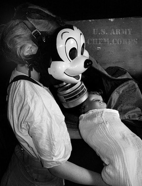 Máscaras antigás de Mickey Mouse para niños en la Segunda Guerra Mundial