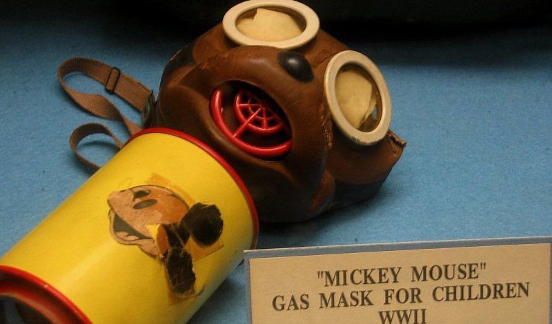 Máscaras antigás de Mickey Mouse para niños en la Segunda Guerra Mundial