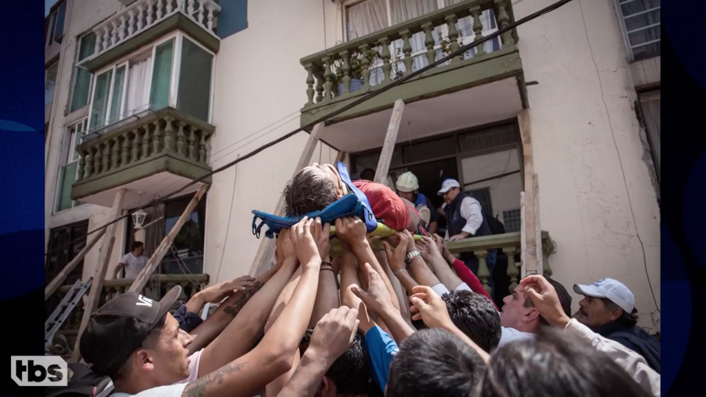 Voluntarios ayudando en un rescate, sismo 19 de septiembre CDMX