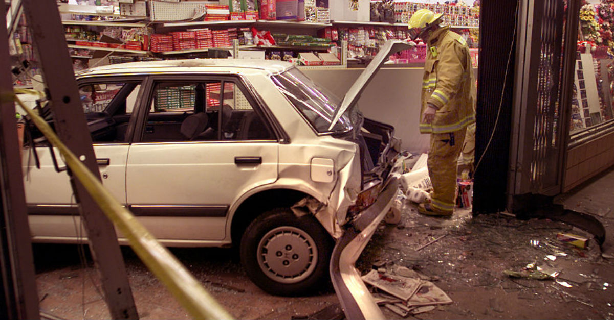 Auto estrellado en tienda