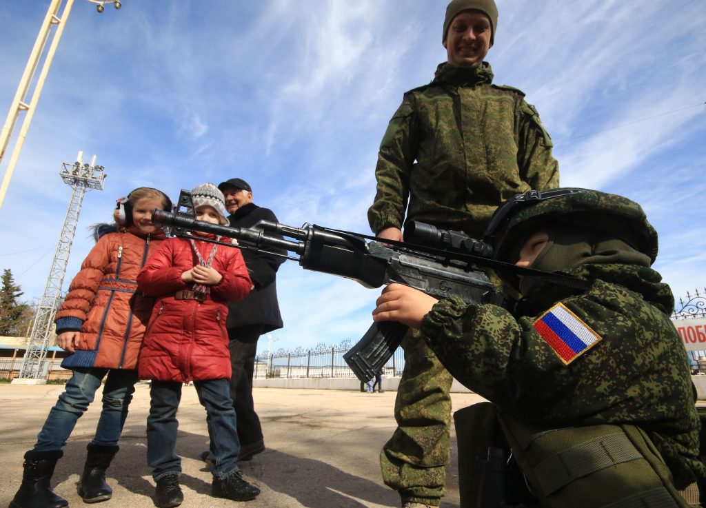 Niño con rifle AK