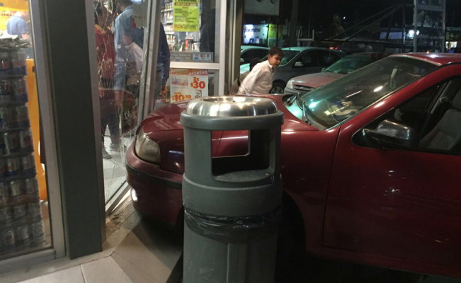 Oxxo dañado por auto