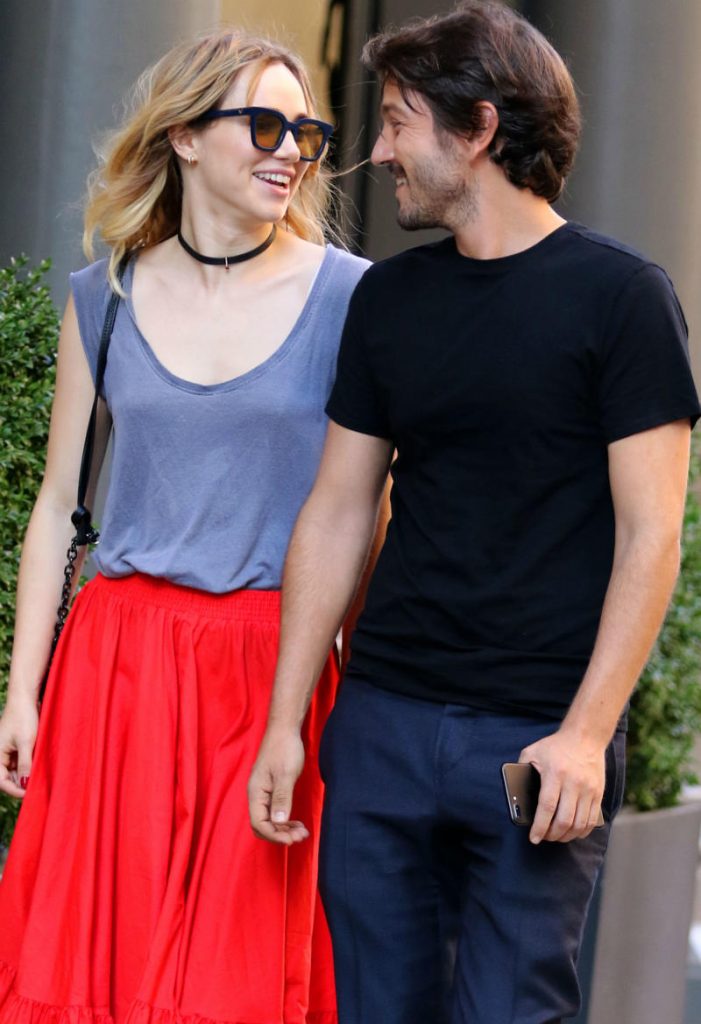 Diego Luna y su novia Suki Waterhouse pasean juntos por Nueva York