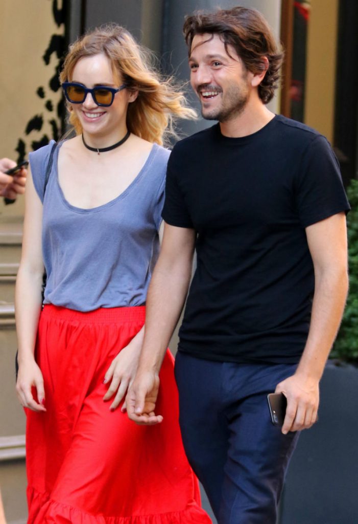 Diego Luna y su novia Suki Waterhouse pasean juntos por Nueva York
