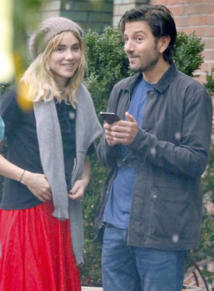 Diego Luna y su novia Suki Waterhouse pasean juntos por Nueva York