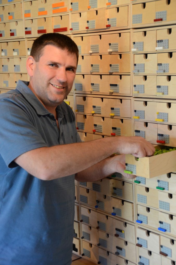 Conoce a Duncan Titmarsh, es un constructor certificado de Lego