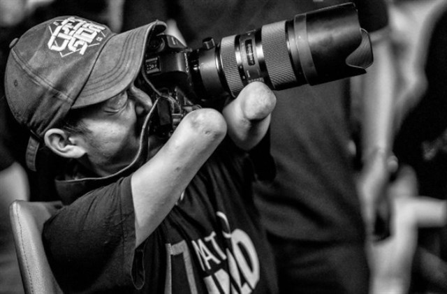 Fotógrafo sin pies ni manos te sorprenderá con su trabajo
