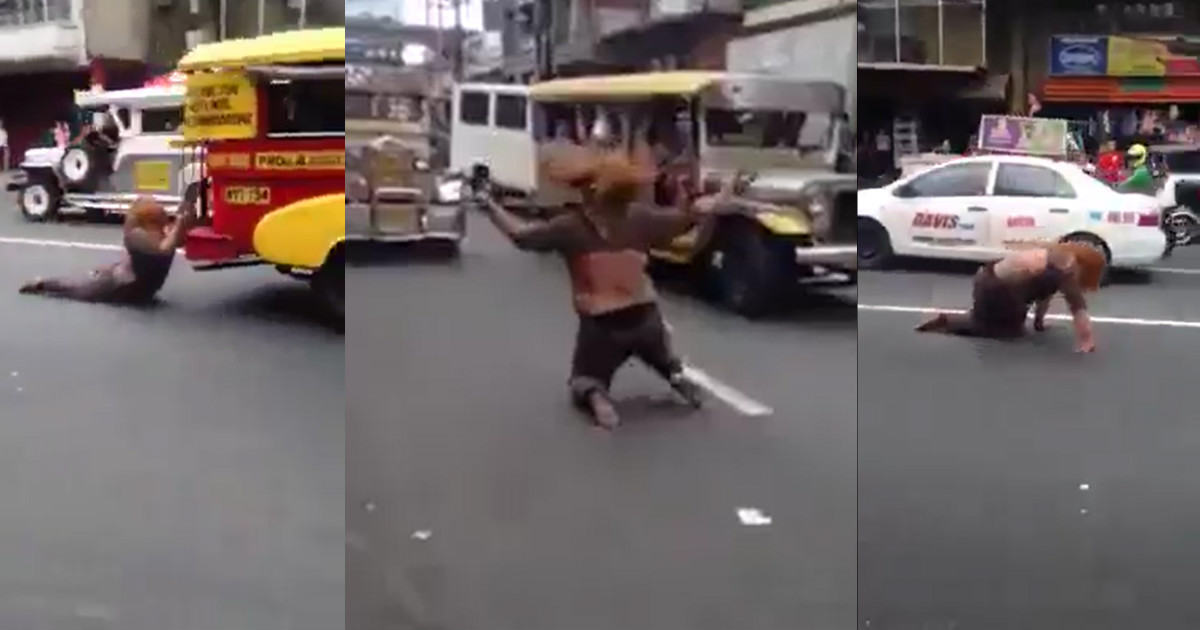 Mujer bailando "como loca" en medio de la calle