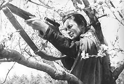 mujeres-rusas-nazis-rifles