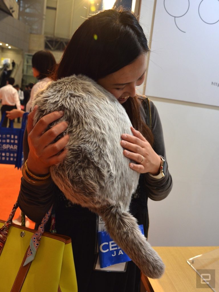 Japoneses venderán un robot terapéutico de gato… ¡pero sin cabeza!