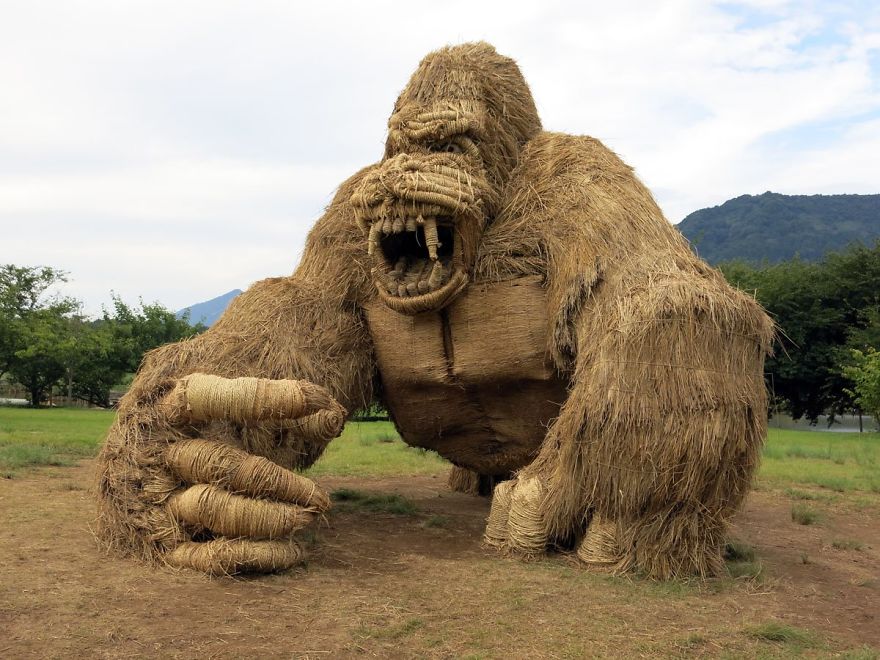 Escultura de gorila hecho de paja de arroz en Japón