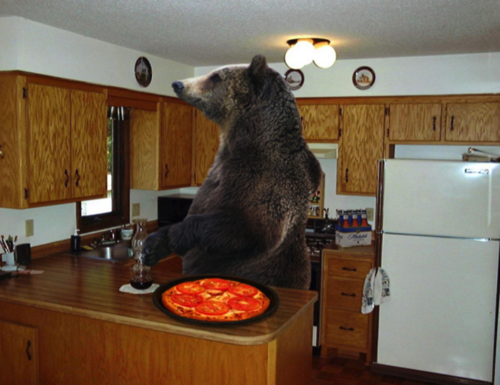 Una mamá oso y sus dos ositos entraron a cenar a una pizzería