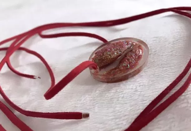 Esta vloguera hizo un collar con la piel de su vagina