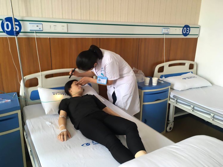 Joven china se queda ciega por jugar todo el día en celular