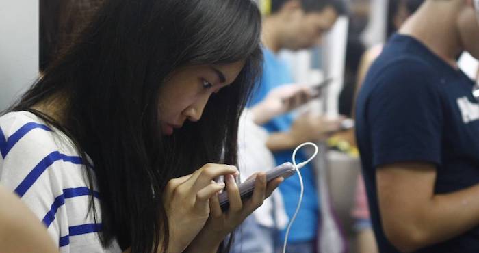 Joven china se queda ciega por jugar todo el día en celular