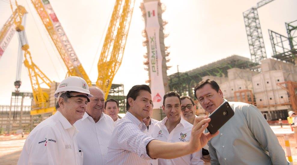 Selfie con Enrique Peña Nieto, Osorio Chong, y Deschamps